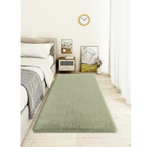 Schlafzimmer mit Bett, Nachttisch, Wanduhr und rechteckigem Teppich