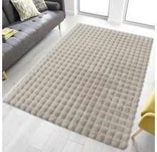 Rechteckiger Teppich mit gepolstertem Design in einem hellen Wohnzimmer