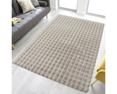 Rechteckiger Teppich mit gepolstertem Design in einem hellen Wohnzimmer