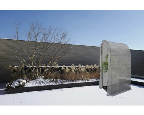 Außenansicht mit Pflanzschutzzelt im Wintergarten