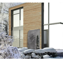Schutzhülle für Pflanzen im Winter vor einem modernen Haus