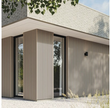 Außenansicht eines modernen Hauses mit Holzfassade und großen Fenstern
