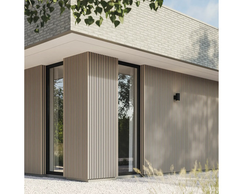Außenansicht eines modernen Hauses mit Holzfassade und großen Fenstern