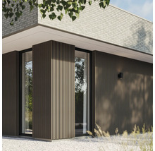 Außenansicht eines Hauses mit Holzfassade und Fensterfront