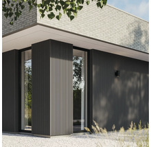 Außenansicht eines modernen Hauses mit Fassadenverkleidung und Fenstern