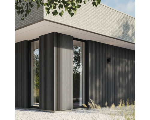 Außenansicht eines modernen Hauses mit Fassadenverkleidung und Fenstern