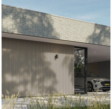 Modernes Haus mit Holzfassade, Carport und geparktem Auto