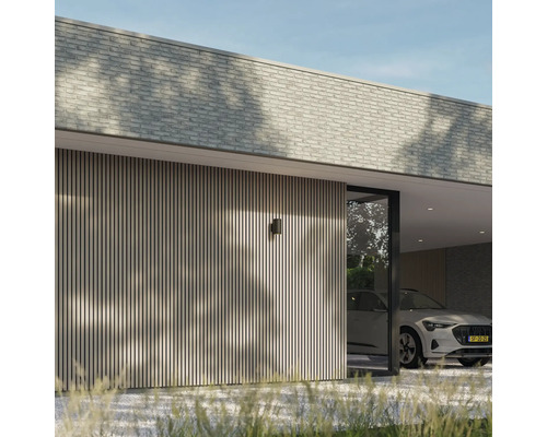 Modernes Haus mit Holzfassade, Carport und geparktem Auto