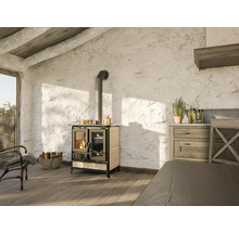 Heller Raum mit Holzofen, rustikalen Möbeln und Holzbalkendecke