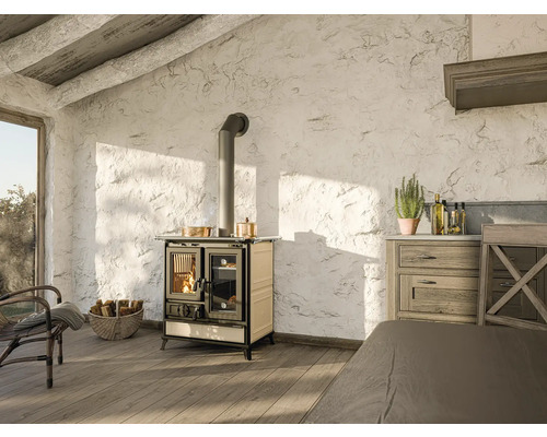 Heller Raum mit Holzofen, rustikalen Möbeln und Holzbalkendecke