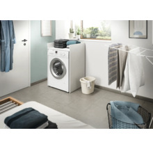 Waschraum mit Waschmaschine und Wäscheständer