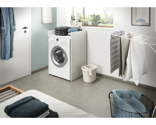 Waschraum mit Waschmaschine und Wäscheständer