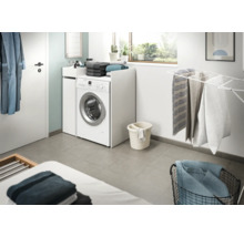 Badezimmer mit Waschmaschine und Wäscheständer