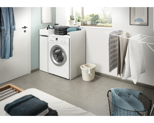 Badezimmer mit Waschmaschine und Wäscheständer
