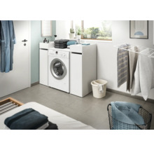 Helles Badezimmer mit Waschmaschine und Wäschezubehör