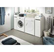 Waschraum mit Waschmaschine, Trockner und Aufbewahrungsschränken