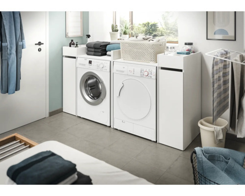 Waschraum mit Waschmaschine, Trockner und Aufbewahrungsschränken