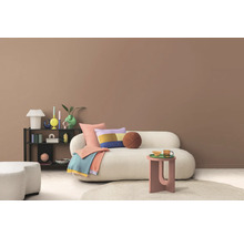 Wohnzimmer mit Sofa, Beistelltisch und Regal