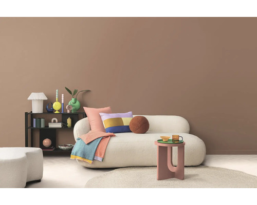 Wohnzimmer mit Sofa, Beistelltisch und Regal