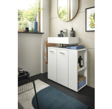 Helles Badezimmer mit Waschbecken auf einem weißen Unterschrank mit Türen und offenen Regalen.