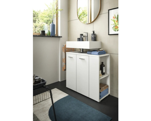 Helles Badezimmer mit Waschbecken auf einem weißen Unterschrank mit Türen und offenen Regalen.