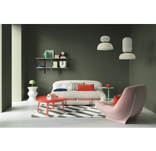 Wohnzimmer mit Sofa, Sessel, Couchtisch, Regalen und Pendelleuchten