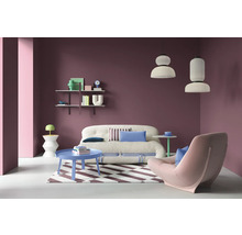 Wohnzimmer mit Sofa, Sessel, Teppich und Dekorationen