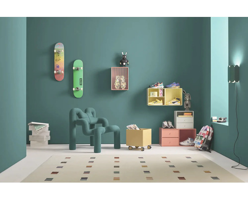 Modernes Zimmer mit Möbeln, Skateboards und Dekorationsartikeln.