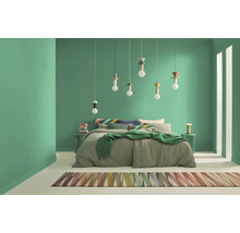 Schlafzimmer mit Bett, Nachttischen und Pendelleuchten