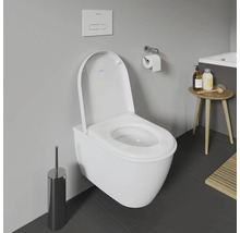 Badezimmer mit wandhängendem WC, Betätigungsplatte, Toilettenpapierhalter und WC-Bürste
