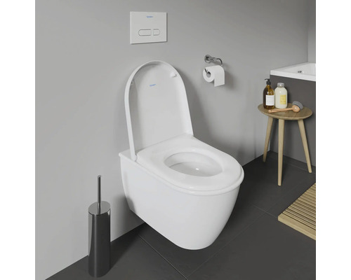 Badezimmer mit wandhängendem WC, Betätigungsplatte, Toilettenpapierhalter und WC-Bürste
