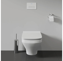Wandhängendes WC mit Toilettenbürste, Toilettenpapierhalter und Betätigungsplatte