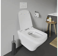 Hänge-WC mit offenem Spülrand, Spültaste und Toilettenpapierhalter in einem Badezimmer