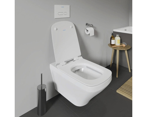 Hänge-WC mit offenem Spülrand, Spültaste und Toilettenpapierhalter in einem Badezimmer