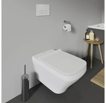 Wandhängendes WC mit Toilettenpapierhalter, Spültaste, WC-Bürste und Hocker im Badezimmer