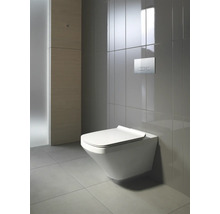 Wandhängendes WC im Badezimmer mit Betätigungsplatte