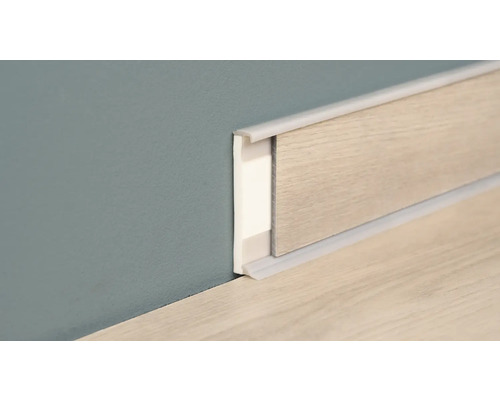 Sockelleiste mit Holzdekor zwischen Wand und Boden