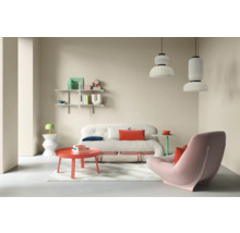 Wohnzimmer mit Sofa, Sessel, Tisch und Regalen