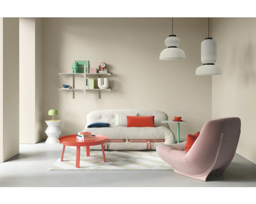 Wohnzimmer mit Sofa, Sessel, Tisch und Regalen