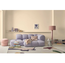 Helle, freundliche Inneneinrichtung mit Sofa, Teppich und Beistelltisch