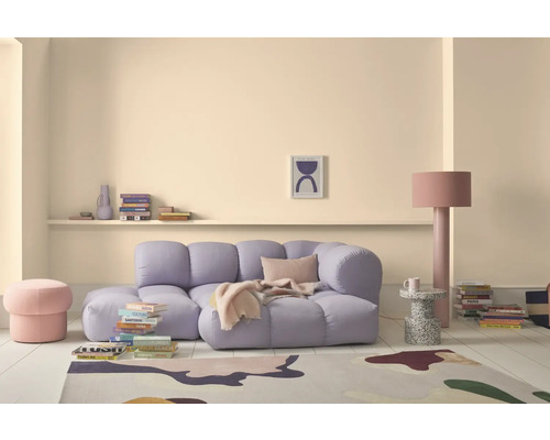 Helle, freundliche Inneneinrichtung mit Sofa, Teppich und Beistelltisch