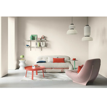 Wohnzimmer mit Sofa, Sessel, Tisch und Regalen