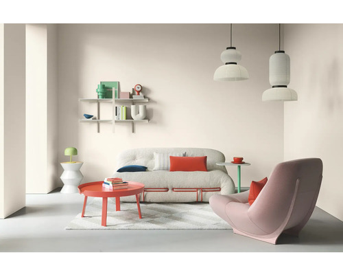 Wohnzimmer mit Sofa, Sessel, Tisch und Regalen