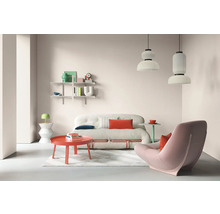 Helles Wohnzimmer mit Sofa, Sessel, Couchtisch und Regalen