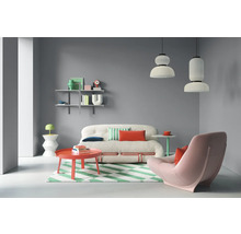 Wohnzimmer mit Sofa, Sessel, Teppich und Beistelltischen