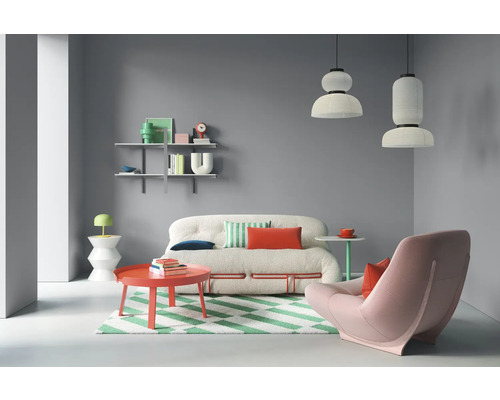 Wohnzimmer mit Sofa, Sessel, Teppich und Beistelltischen