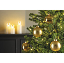 Geschmückter Weihnachtsbaum mit goldenen Weihnachtskugeln und Lichtern