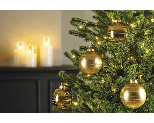 Geschmückter Weihnachtsbaum mit goldenen Weihnachtskugeln und Lichtern