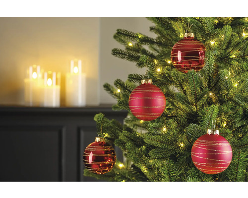 Weihnachtsbaumkugeln Glas Ø 8 cm rot 4 Stück Detailaufnahme eines geschmückten Weihnachtsbaums mit roten Weihnachtskugeln und Lichtern