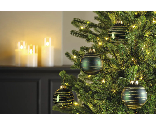 Geschmückter Weihnachtsbaum mit Christbaumkugeln und Kerzen